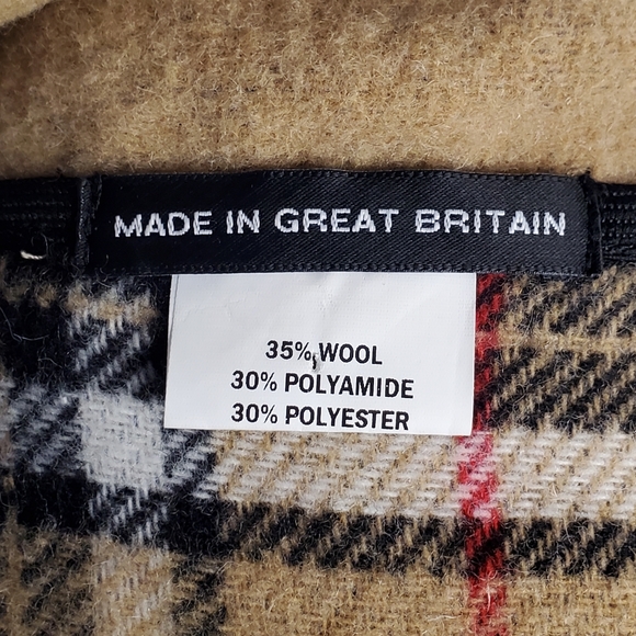 Cape in Burberry Fashion - Picture 11 of 12